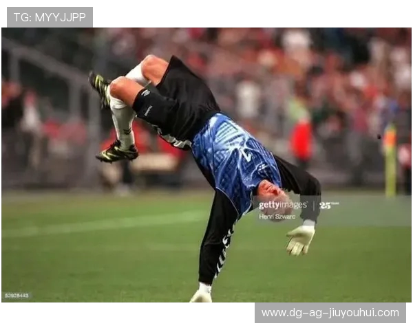 探索锋线利器:揭秘历史上最佳前锋足球鞋的经典与创新 探索锋线利器:揭秘历史上最佳前锋足球鞋的经典与创新